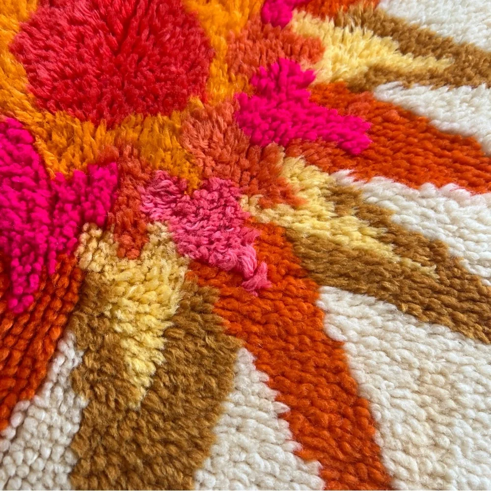 Round Wool Rug with Starburst Design - Picture 5 of 10